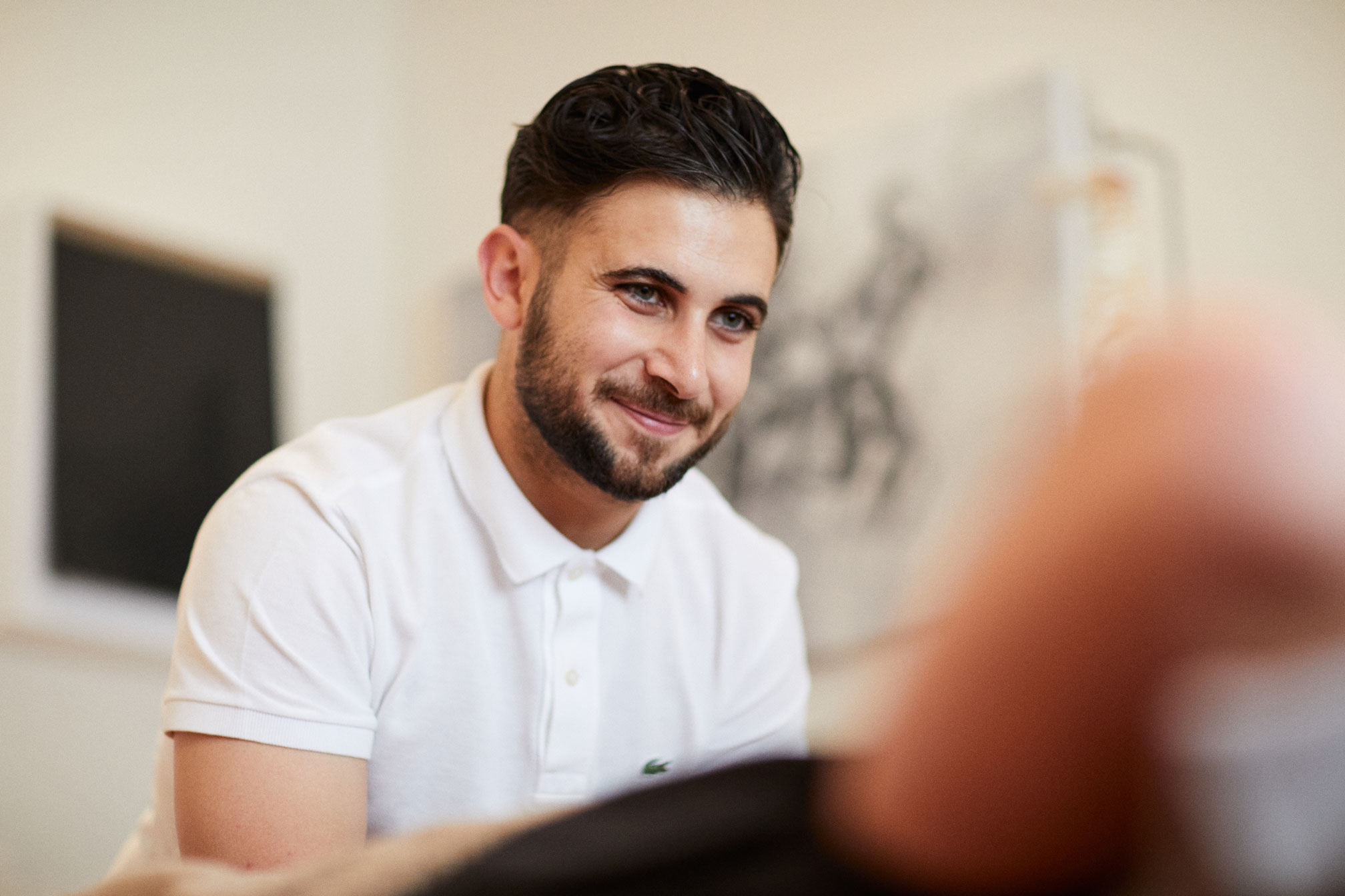 physiotherapist giving first consultation