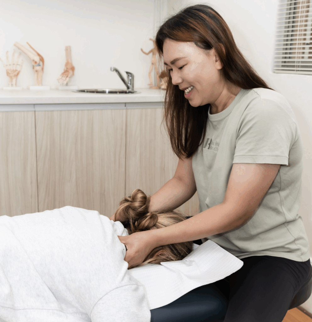 incline health chiropractor giving treatment