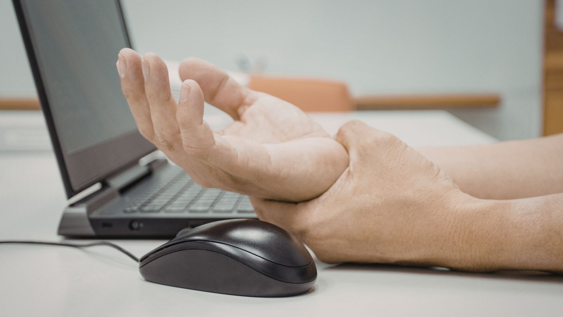 person experiencing numbness in the wrist